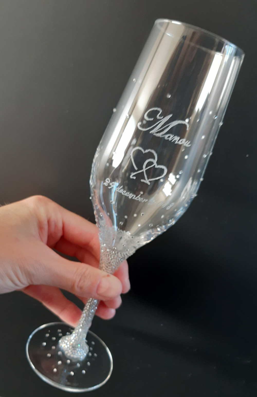 thema geboorte champagneglas bezet met steentjes en gegraveerd creatieve nootje