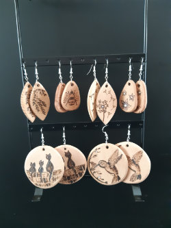 houten oorbellen uniek handgemaakt gepersonaliseerd pyrografie creatieve nootje